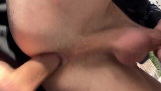 Ich ficke einen Jungen in den Überresten eines verbrannten Hauses anal