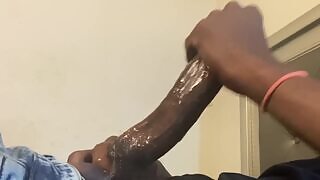 Un negro se masturba tras ver desnuda a su vecina