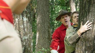 Mein Pfadfinderleiter fickt meinen Arsch im Wald