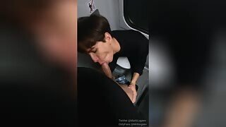 Dieser Twink lutscht meinen Schwanz auf der Zugtoilette