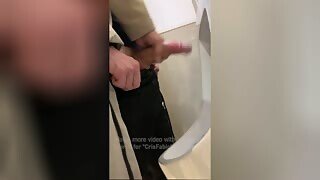 Dieser Fremde wichst meinen Schwanz in einer öffentlichen Toilette
